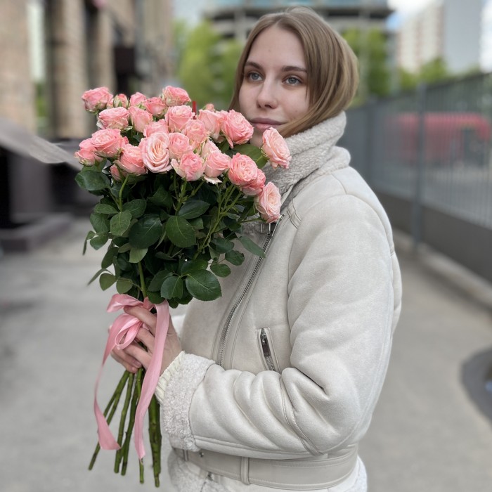 9 розовых пионовидных роз Мадам Бомбастик 60 см