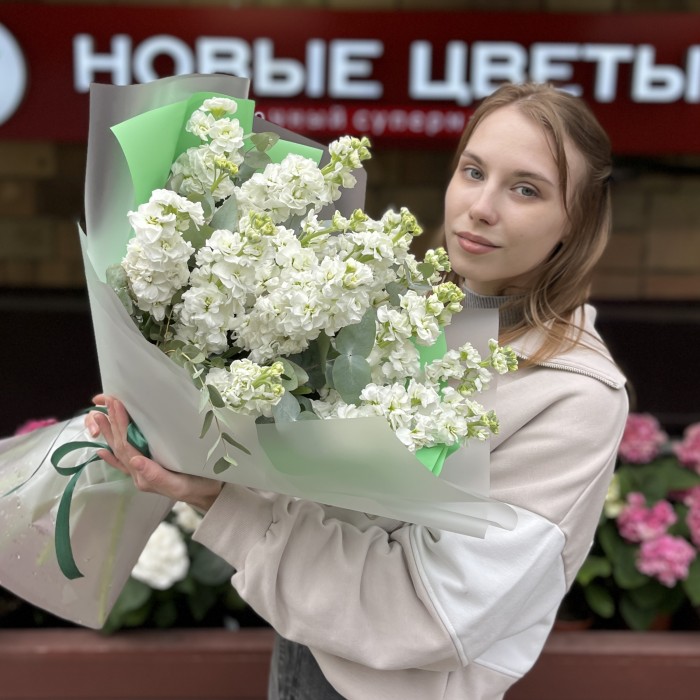 Букет из 15 белых Маттиол с эвкалиптом