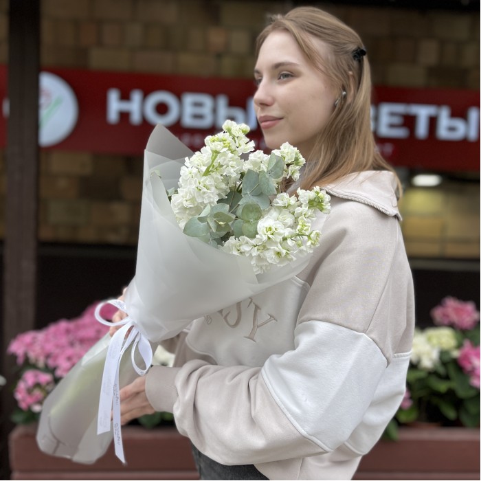 Букет из 5 белых Маттиол с эвкалиптом