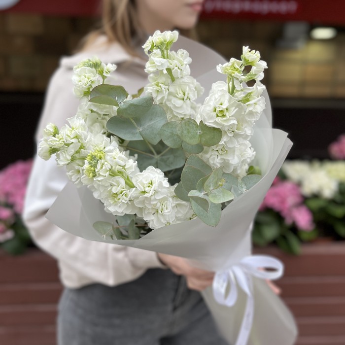 Букет из 5 белых Маттиол с эвкалиптом