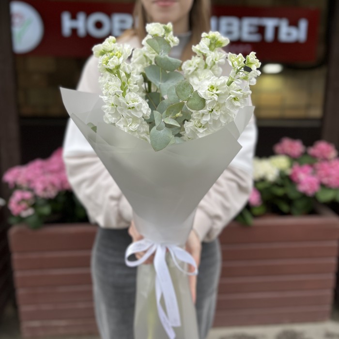 Букет из 5 белых Маттиол с эвкалиптом