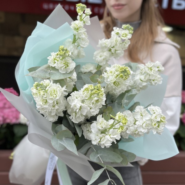 9 белых маттиол с эвкалиптом