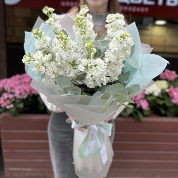 9 белых маттиол с эвкалиптом