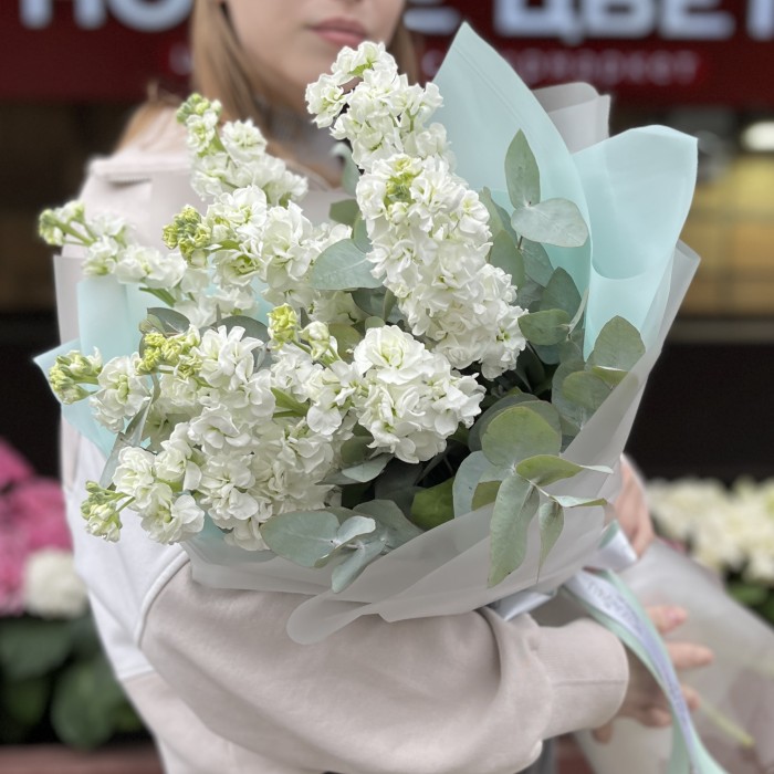 9 белых маттиол с эвкалиптом