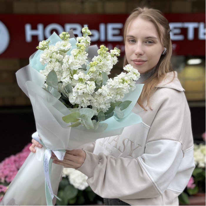 9 белых маттиол с эвкалиптом