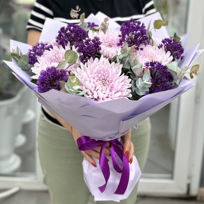 7 сиреневых хризантем с аллиумом