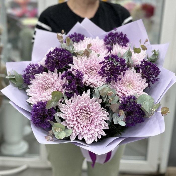 7 сиреневых хризантем с аллиумом