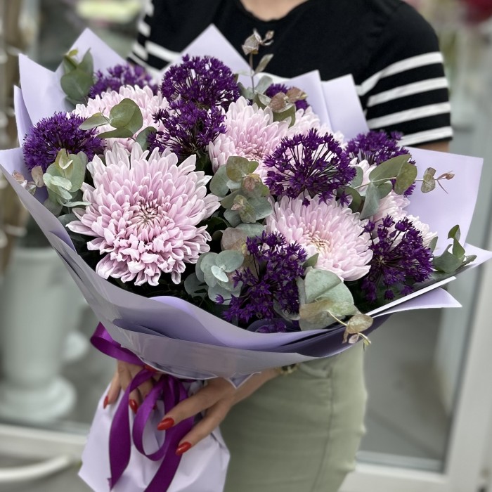 7 сиреневых хризантем с аллиумом