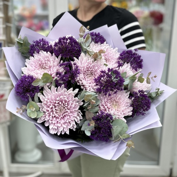 7 сиреневых хризантем с аллиумом
