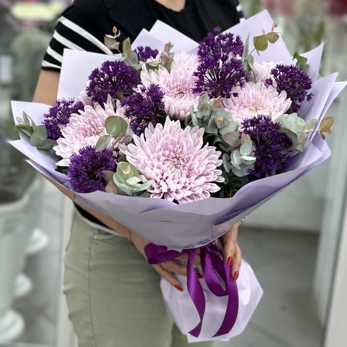 7 сиреневых хризантем с аллиумом