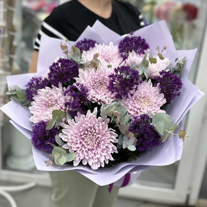 7 сиреневых хризантем с аллиумом