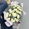 35 белых гвоздик с эвкалиптом