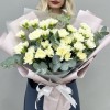 35 белых гвоздик с эвкалиптом
