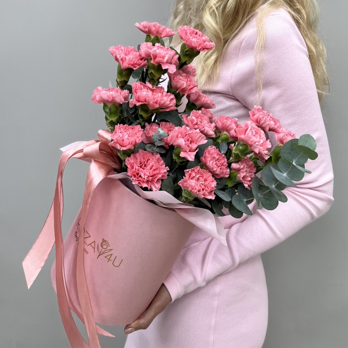 25 розовых гвоздик в коробке