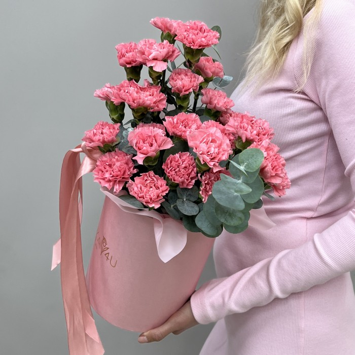 25 розовых гвоздик в коробке