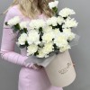 35 белых гвоздик в коробке