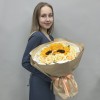 Букет с подсолнухами и персиковыми розами
