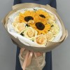Букет с подсолнухами и персиковыми розами