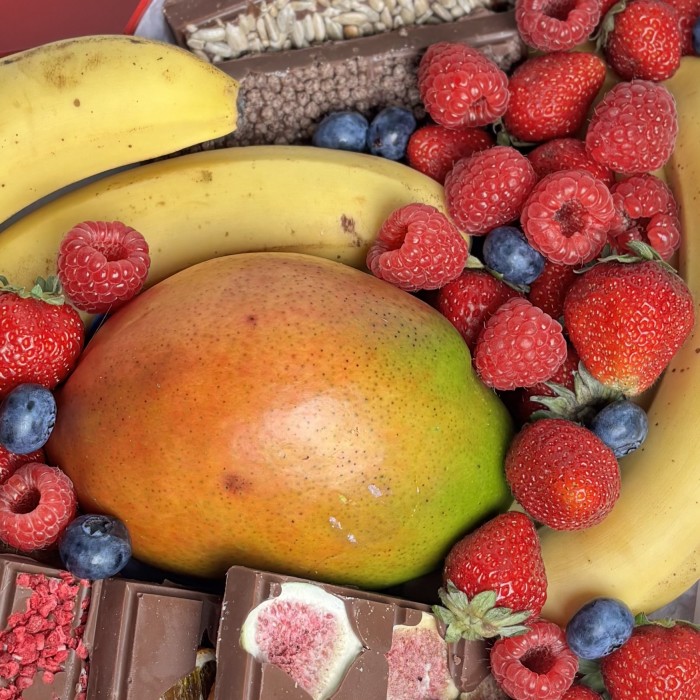 Фруктово-ягодный набор 2000гр с манго и шоколадом