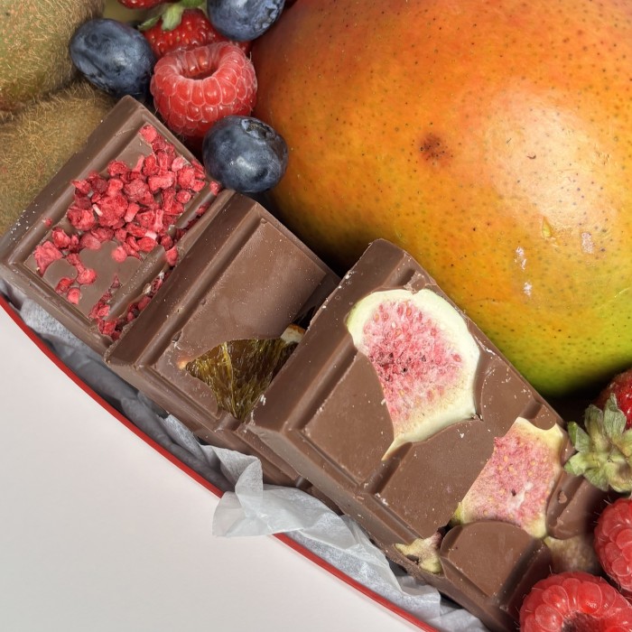 Фруктово-ягодный набор 2000гр с манго и шоколадом