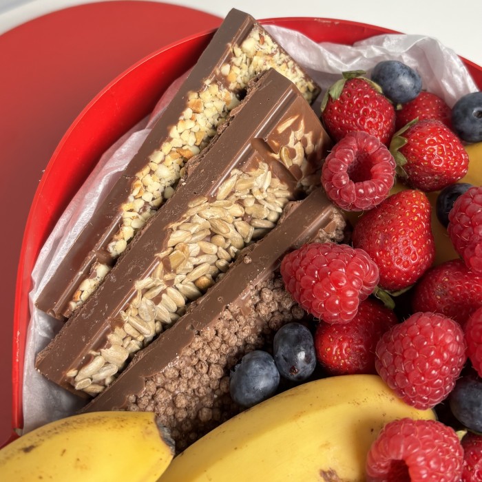 Фруктово-ягодный набор 2000гр с манго и шоколадом