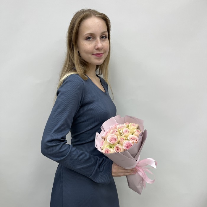 15 зелено-розовых роз Тривиа 40 см