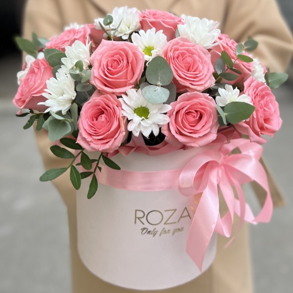 15 розовых роз Софи Лорен с хризантемами в коробке