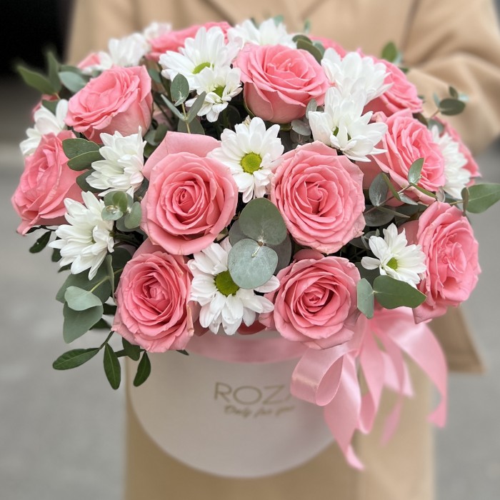 15 розовых роз Софи Лорен с хризантемами в коробке