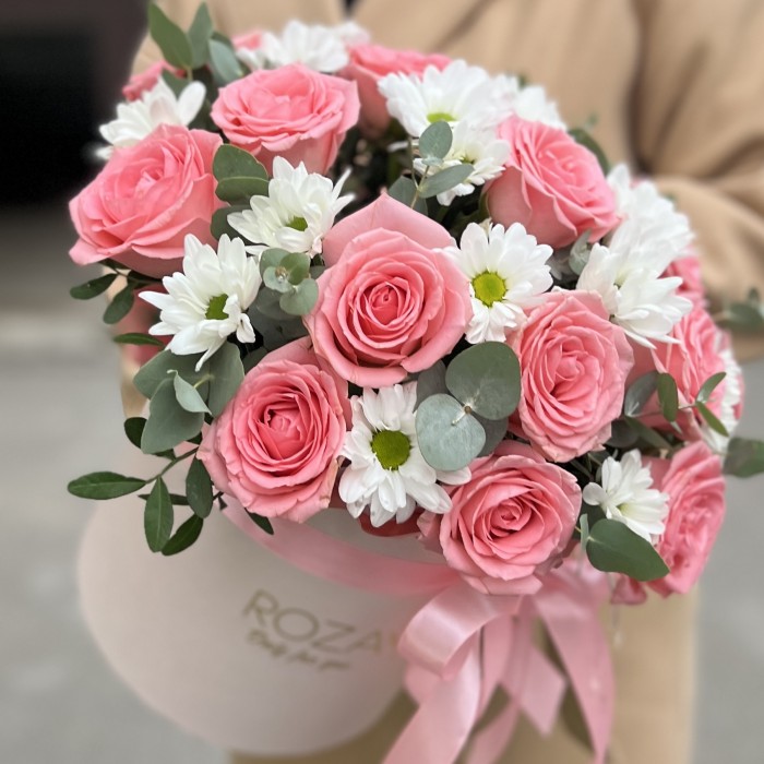 15 розовых роз Софи Лорен с хризантемами в коробке