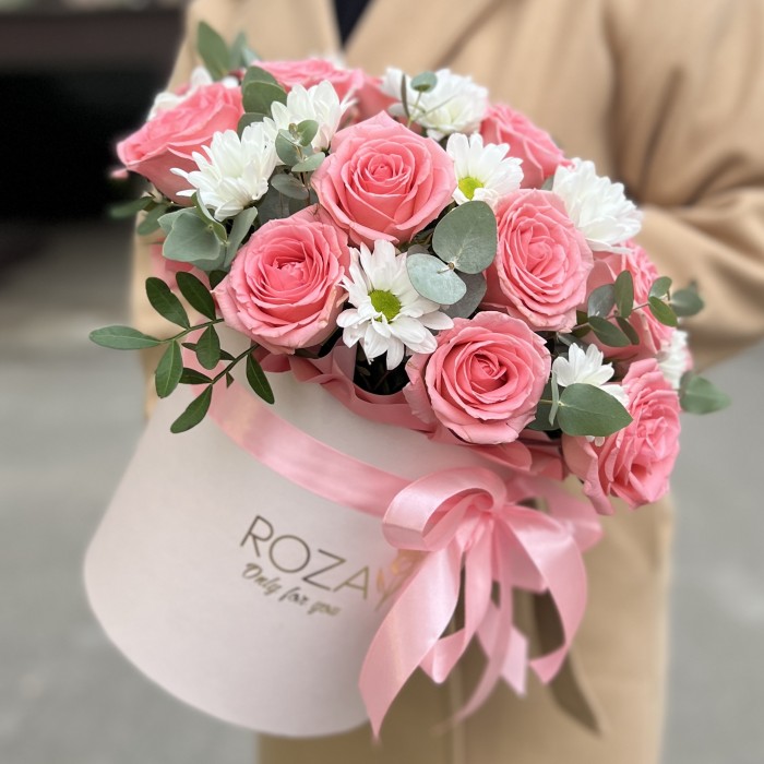 15 розовых роз Софи Лорен с хризантемами в коробке