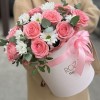 15 розовых роз Софи Лорен с хризантемами в коробке