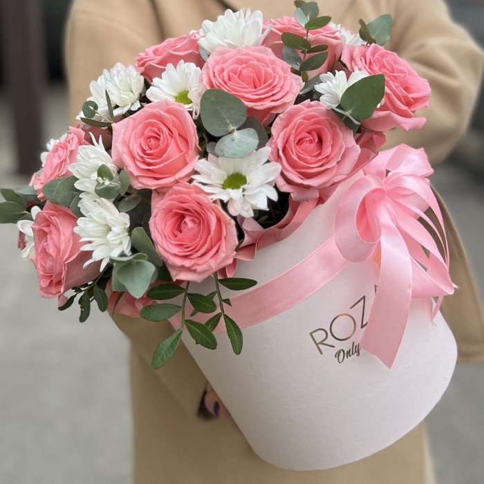 15 розовых роз Софи Лорен с хризантемами в коробке