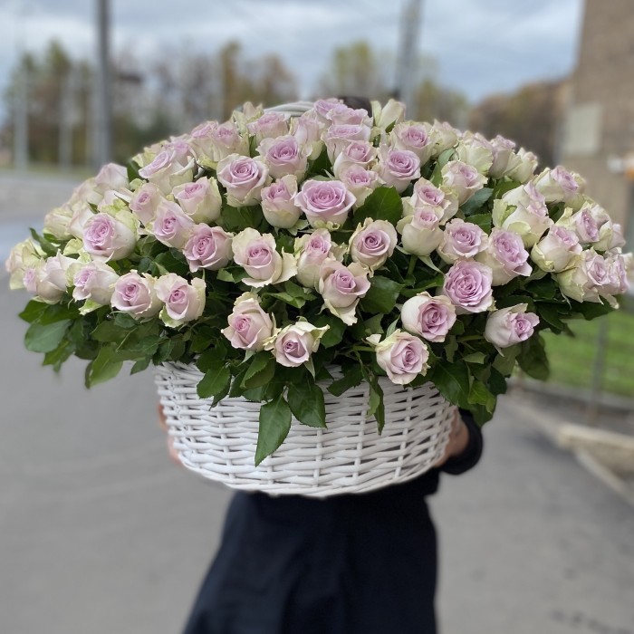 201 сиреневая роза в корзине
