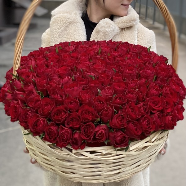 201 яркая красная роза в корзине