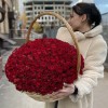 201 яркая красная роза в корзине