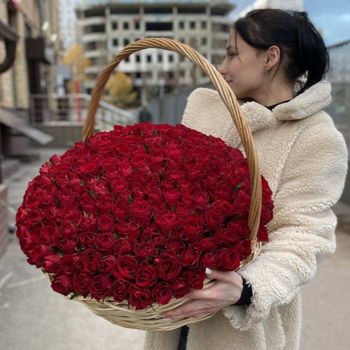 201 яркая красная роза в корзине