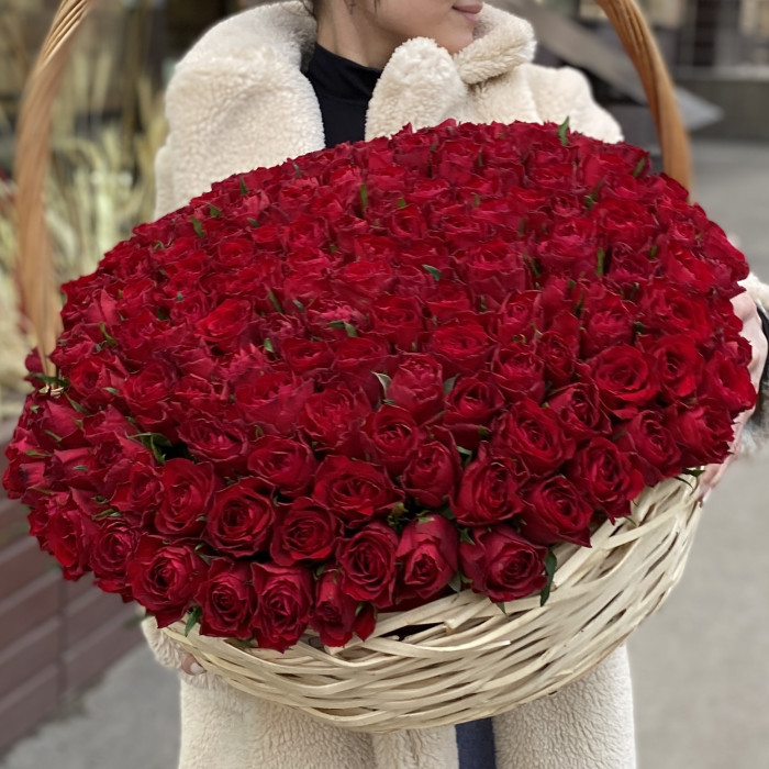 201 яркая красная роза в корзине