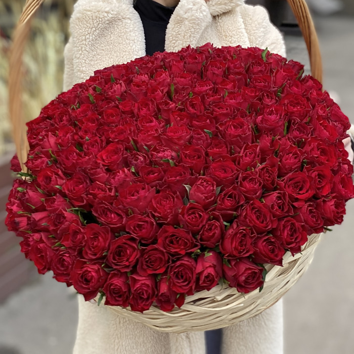 201 яркая красная роза в корзине