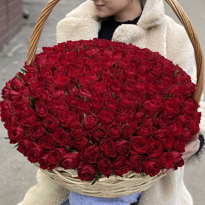 201 яркая красная роза в корзине