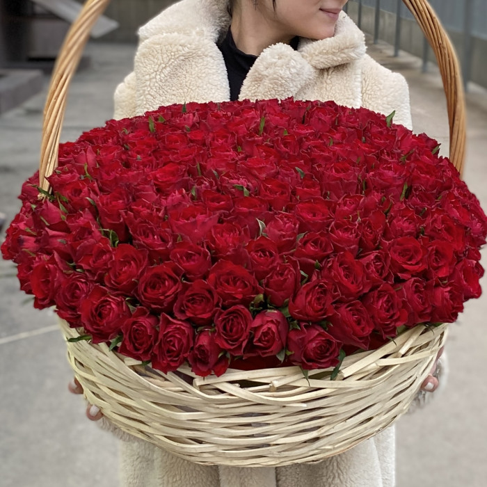 201 яркая красная роза в корзине