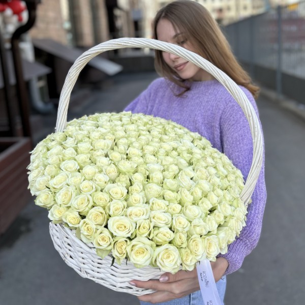 201 изящная белая роза в корзине