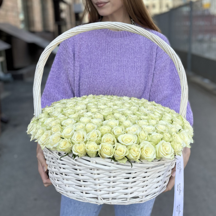 201 изящная белая роза в корзине