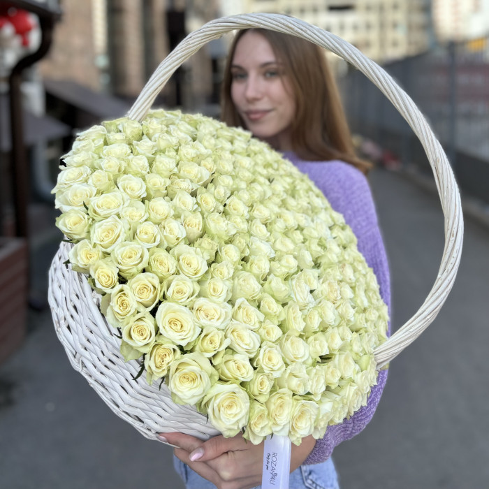 201 изящная белая роза в корзине