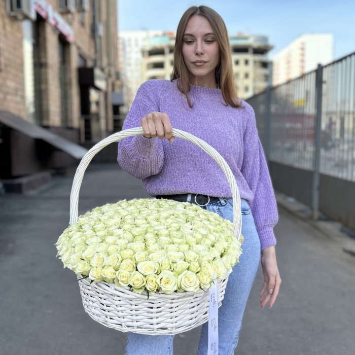 201 изящная белая роза в корзине