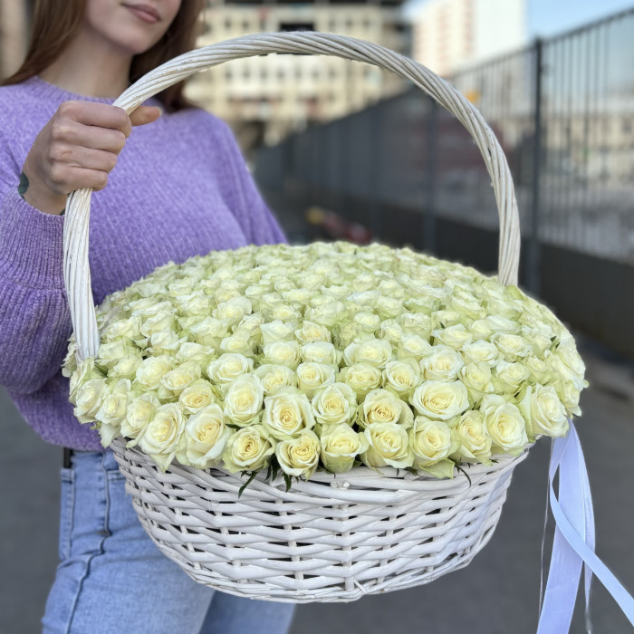 201 изящная белая роза в корзине