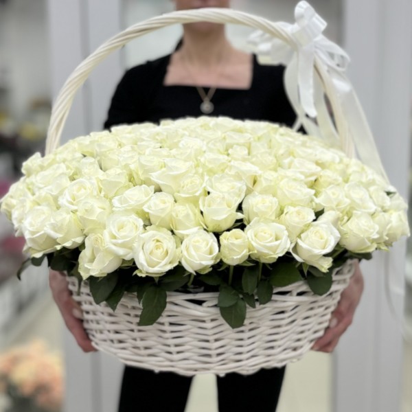 201 белая роза в корзине