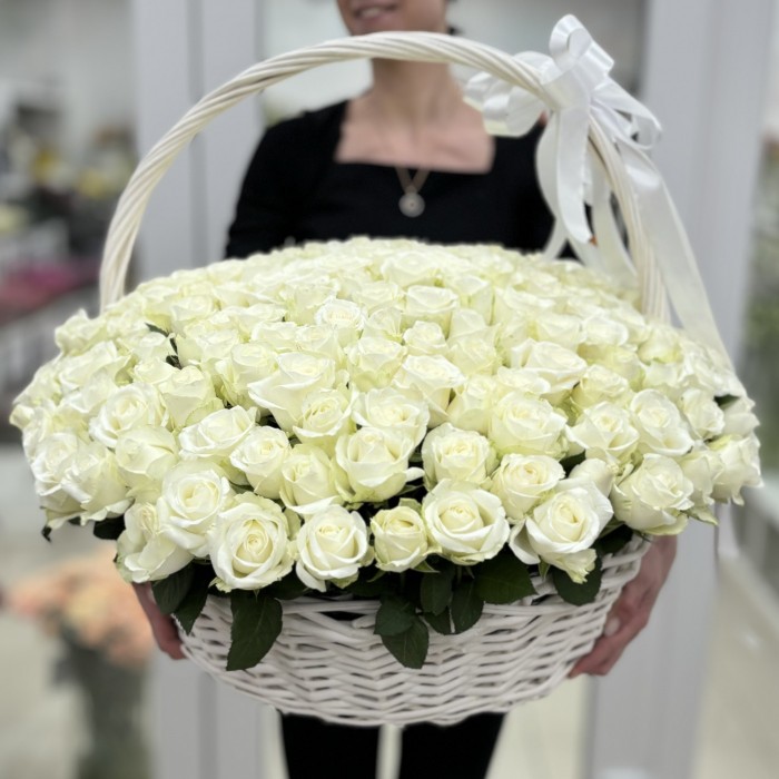 201 белая роза в корзине