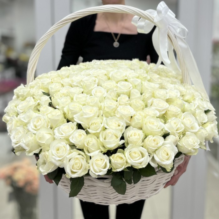 201 белая роза в корзине