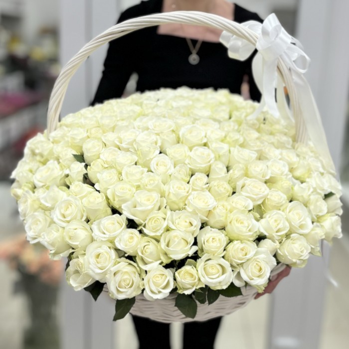 201 белая роза в корзине