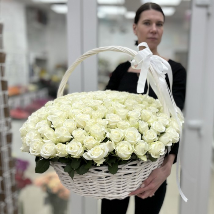 201 белая роза в корзине